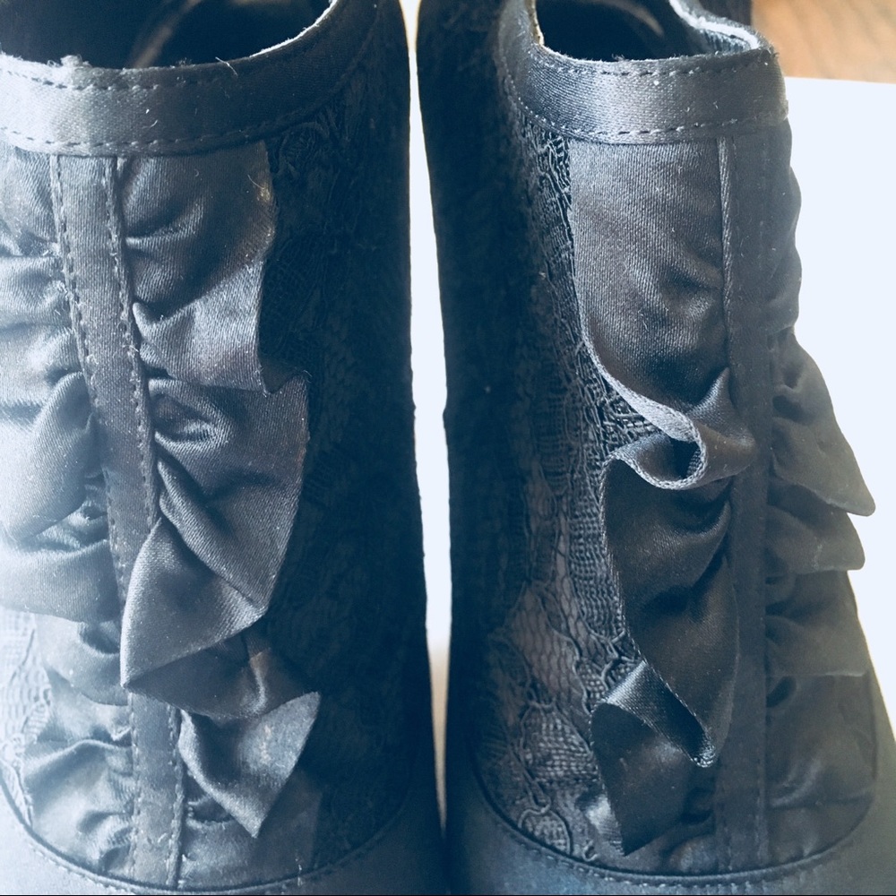 🎉Moda International Booties Stain with Ruffles - Picture 2 of 7